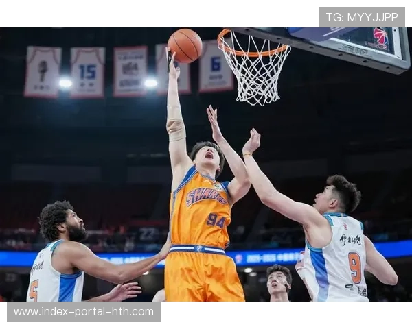 上海久事主场万人齐唱生日歌,为王哲林庆祝33岁生日 上海久事主场万人齐唱生日歌,为王哲林庆祝33岁生日